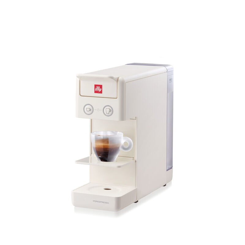 Eine weiße Illy Espressomaschine mit einem Glas Kaffee.