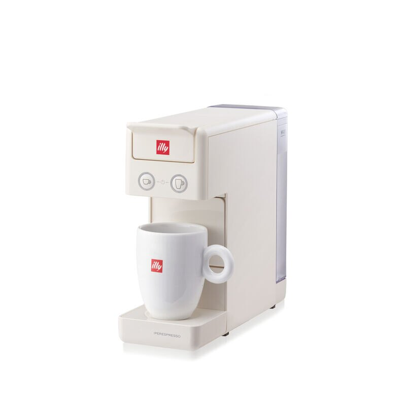 Weiße Kaffeemaschine, Vorderansicht, mit Tasse. Weißer Hintergrund.