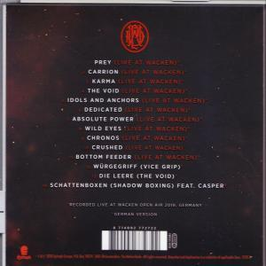 Rückseite einer CD-Hülle mit rotem und schwarzem Design. Enthält eine Liste von Titeln und Credits in weißem Text.