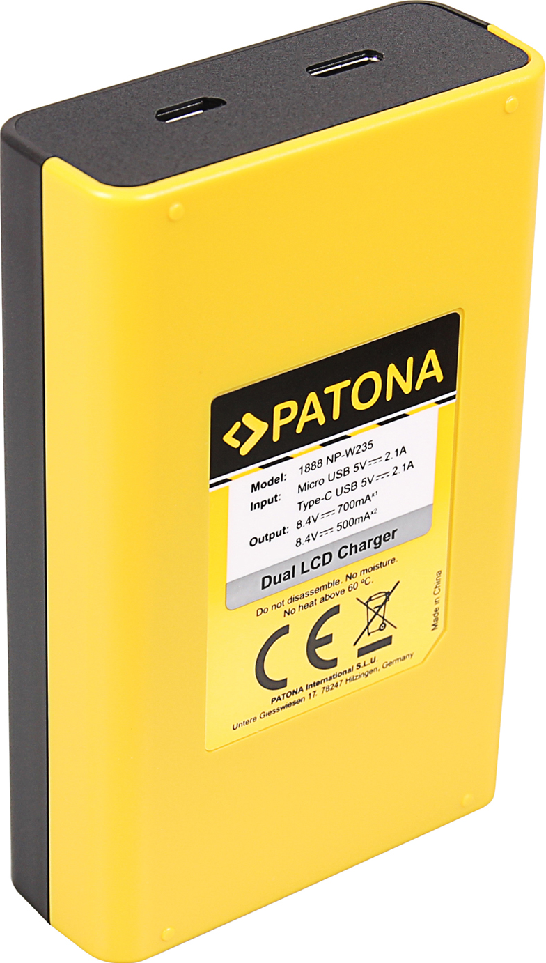 Chargeur jaune avec dessus noir, deux ports USB et une étiquette.