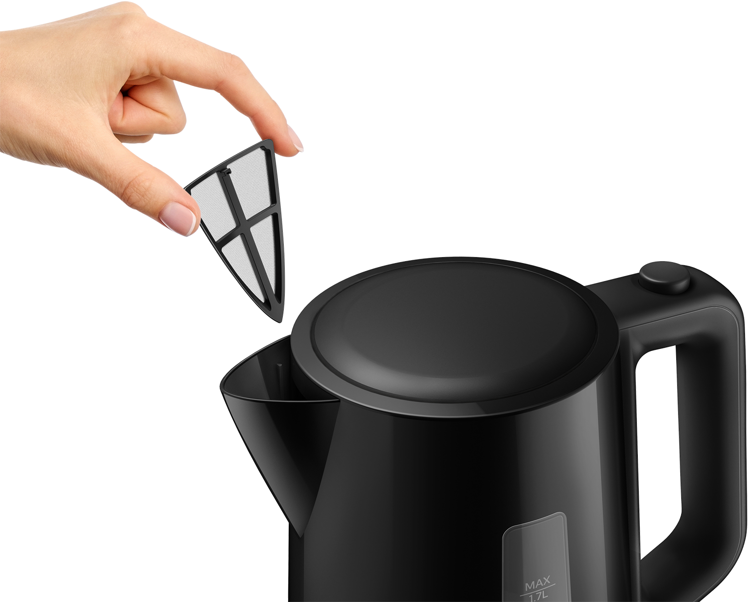 Een hand die een filter verwijdert van de bovenkant van een zwarte elektrische waterkoker.