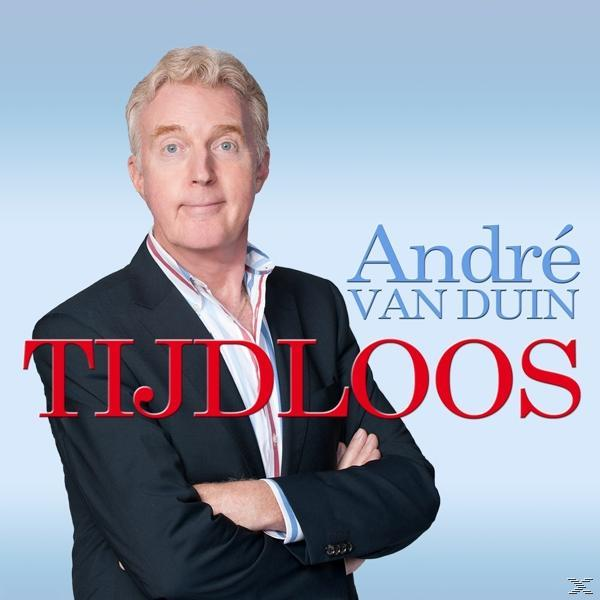 André van Duin lacht met armen over elkaar voor blauwe lucht, tekst: Tijldloos.