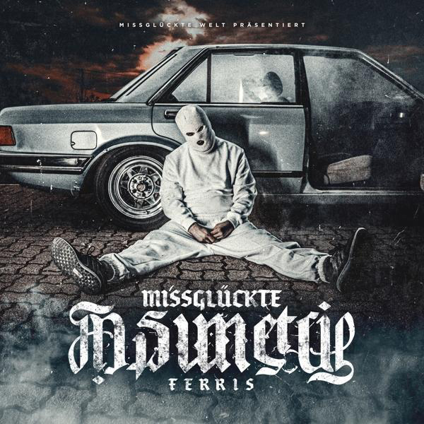 Albumcover mit einer Person in weißer Kleidung, die ihr Gesicht mit einer Maske bedeckt, neben einem Auto.