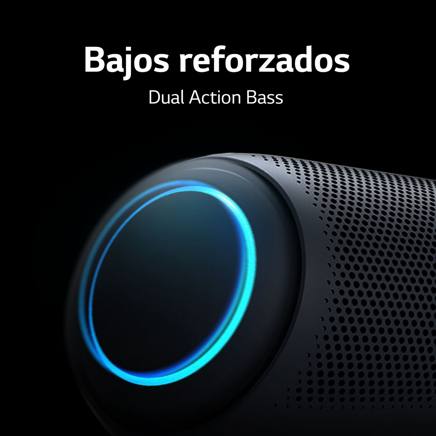 Primer plano de un altavoz negro con anillo de luz azul y texto de bajos.