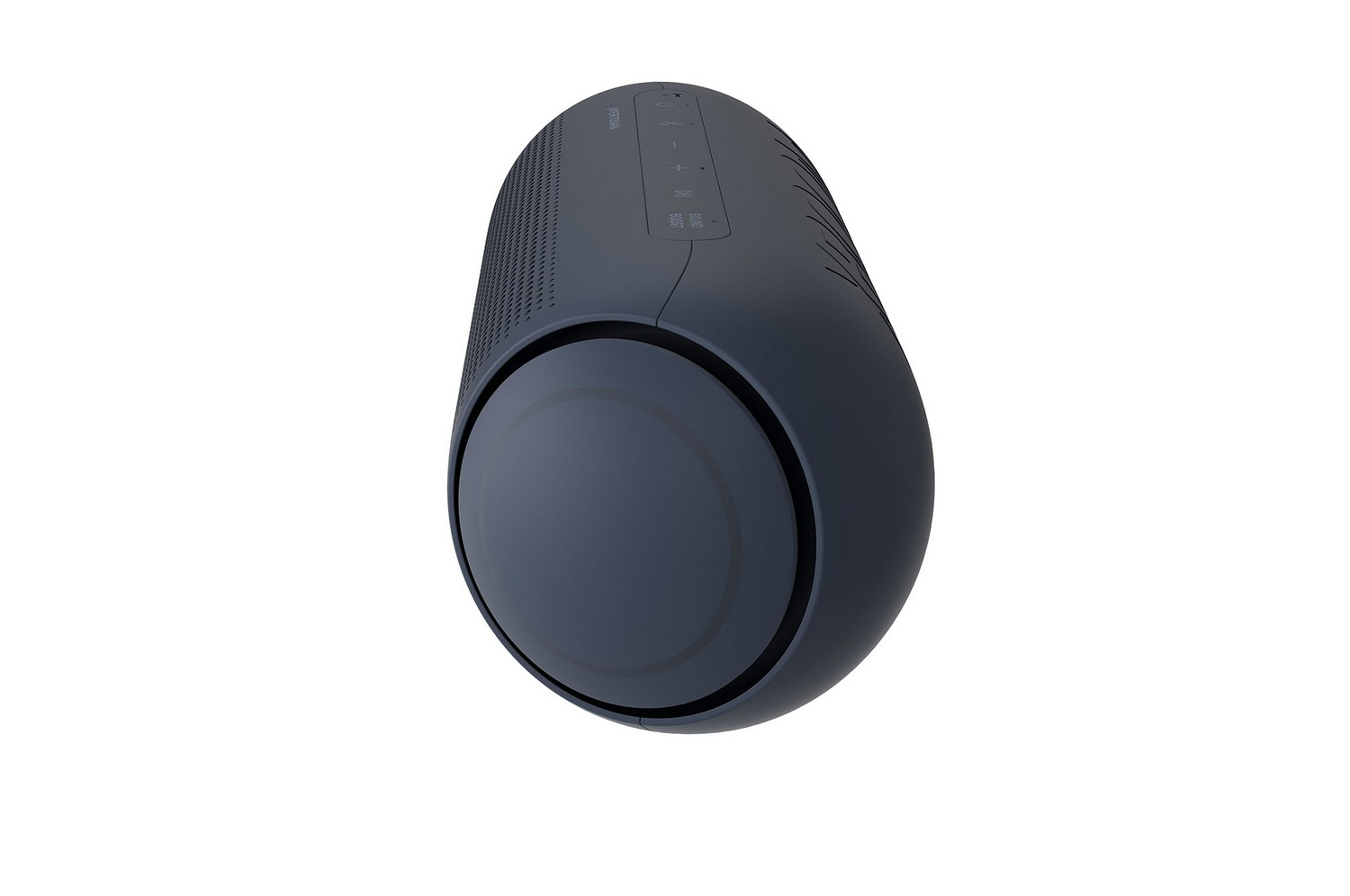 Un altavoz azul oscuro, de forma ovalada. Tiene botones de control en la parte superior y una rejilla frontal.