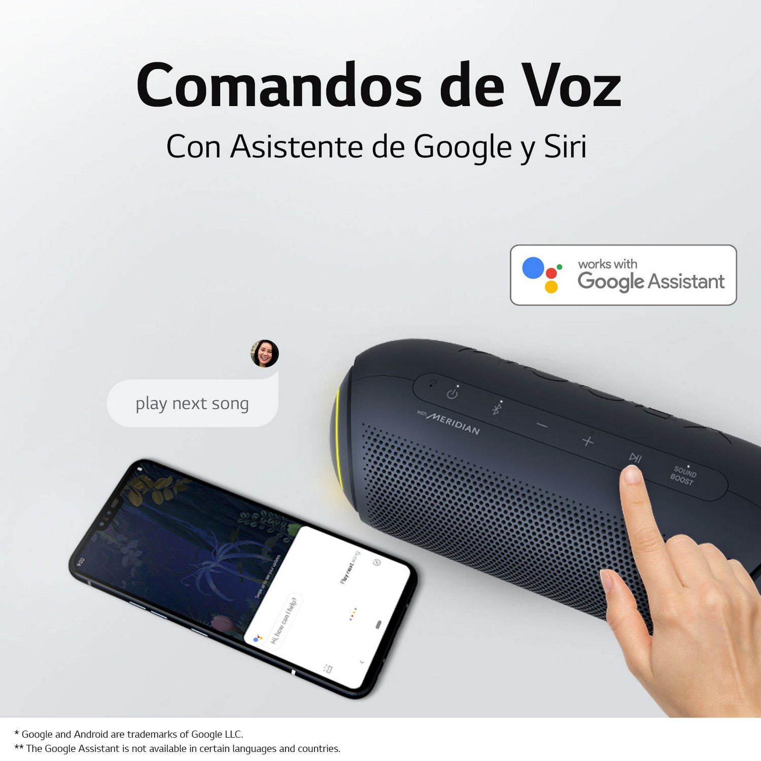 Persona usando un teléfono junto a un altavoz negro.