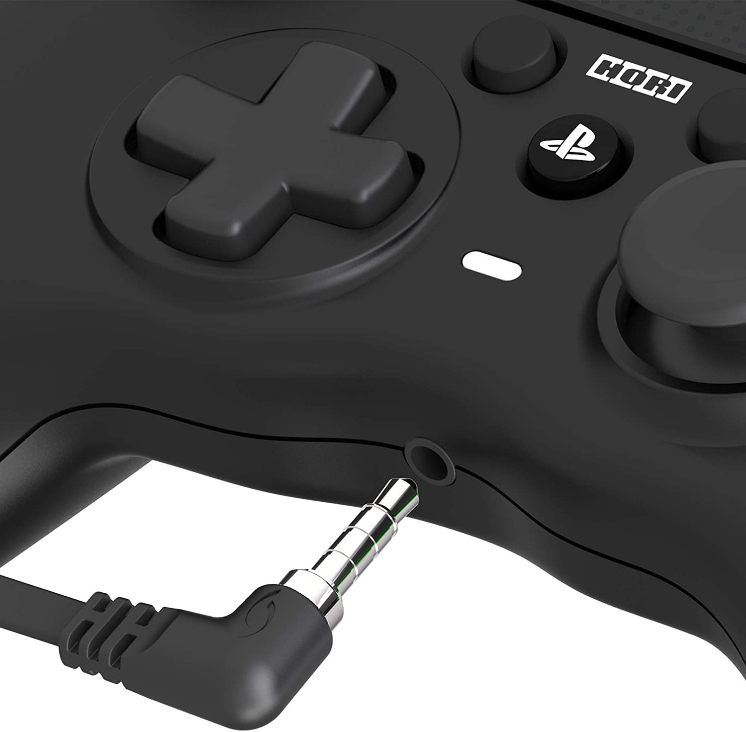 Un mando de juegos negro con un cable enchufado, toma de cerca.