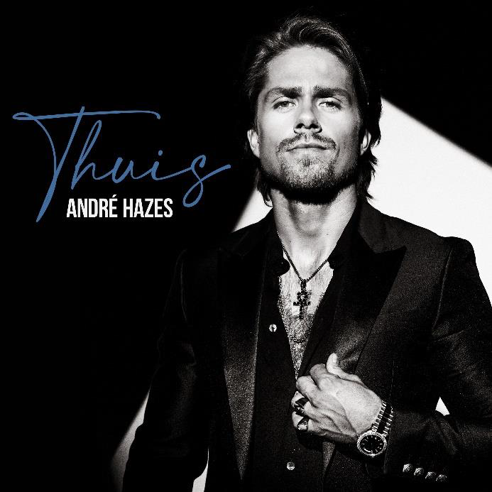 Portrait en noir et blanc d'un homme en costume, avec le texte : André Hazes.