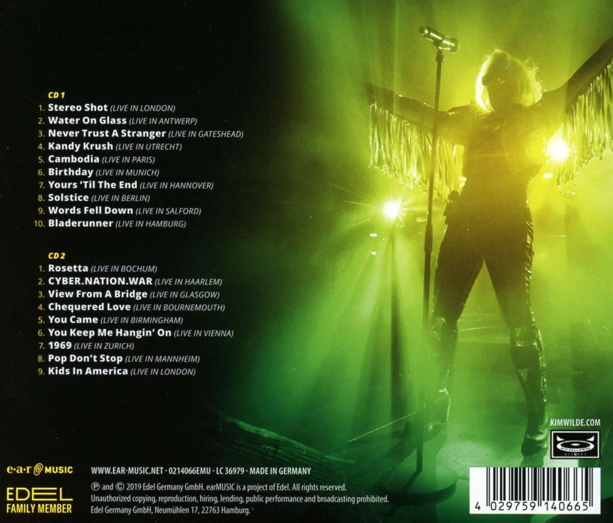 Albumcover mit Kim Wilde auf der Bühne, mit Titelliste und Logo.