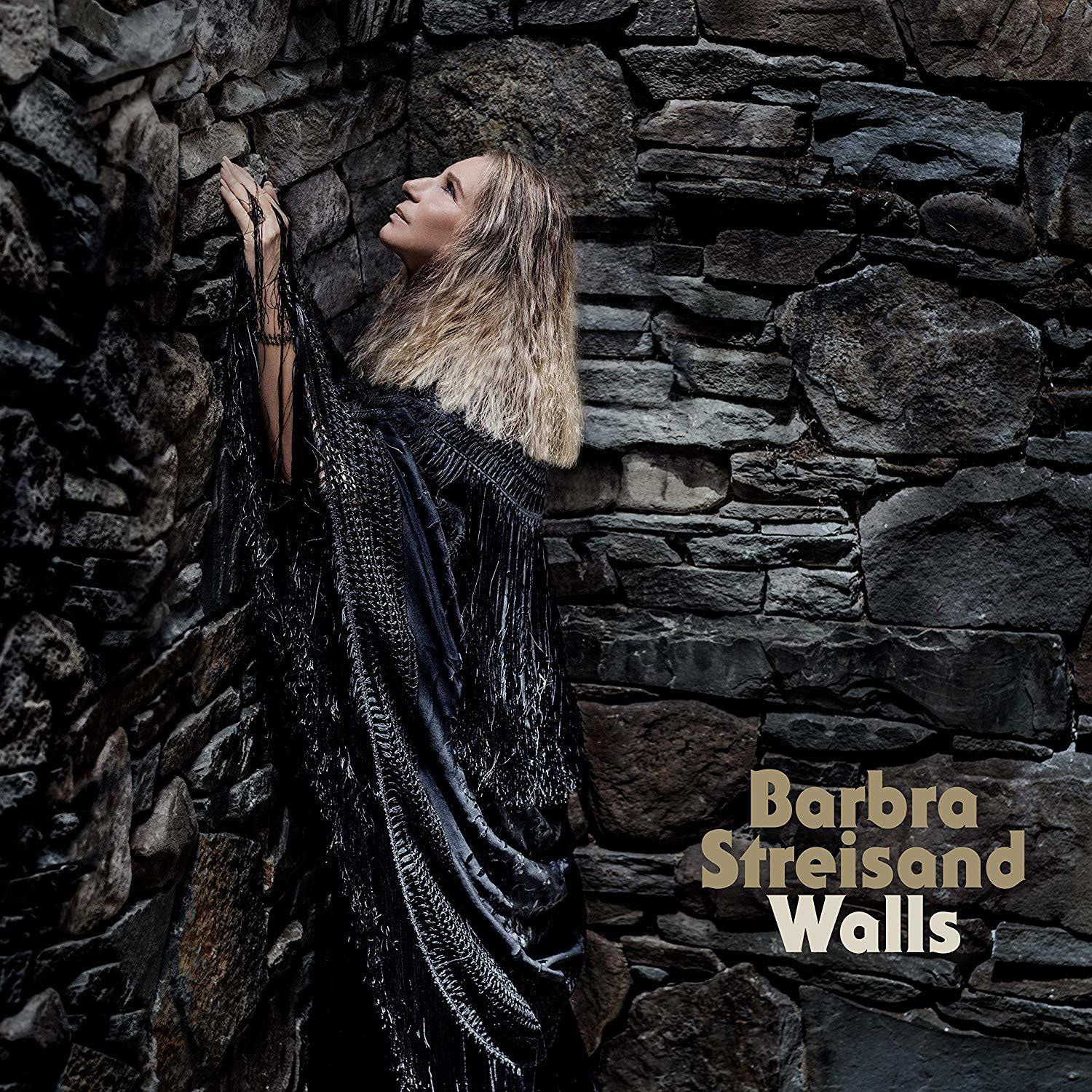 Barbra Streisand an einer Steinmauer, trägt ein schwarzes Kleid. Titel: Walls. Hintergrund: dunkle Steinmauer.