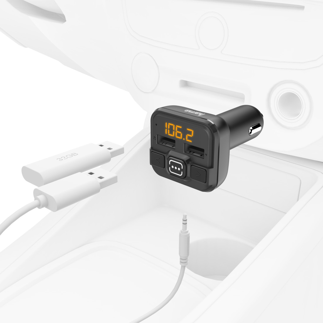 Schwarzer FM-Transmitter für das Auto, eingesteckt in die Konsole mit USB-Kabeln.