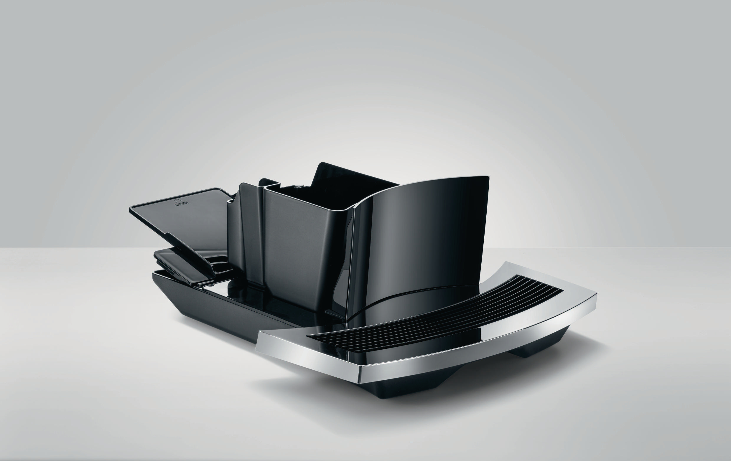 Schwarze Jura Kaffeemaschinenteile. Es ist ein modulares Design mit silberner Zierleiste.