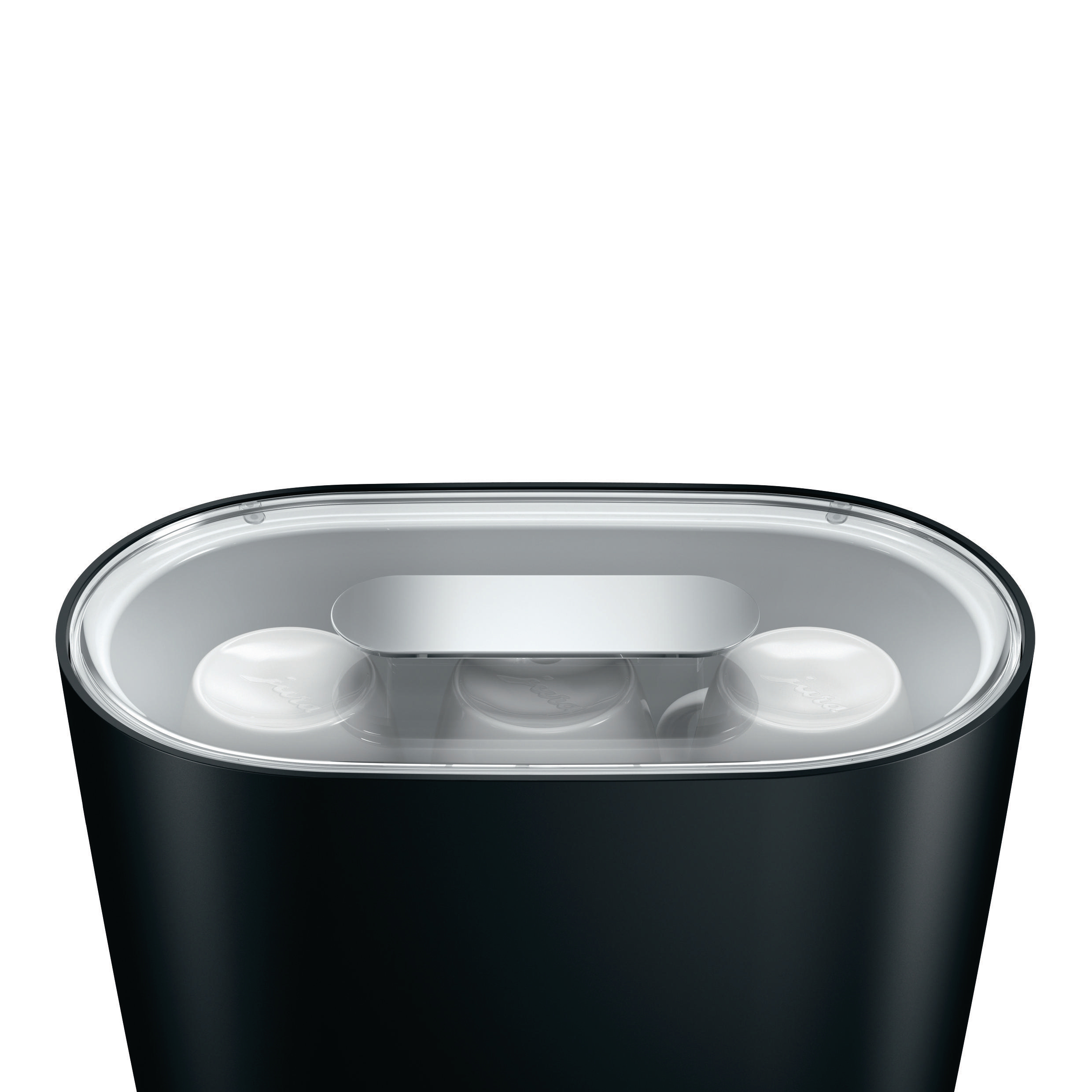 Schwarze Kaffeemaschine, Draufsicht, zeigt Kaffeepads. Weißer Hintergrund.
