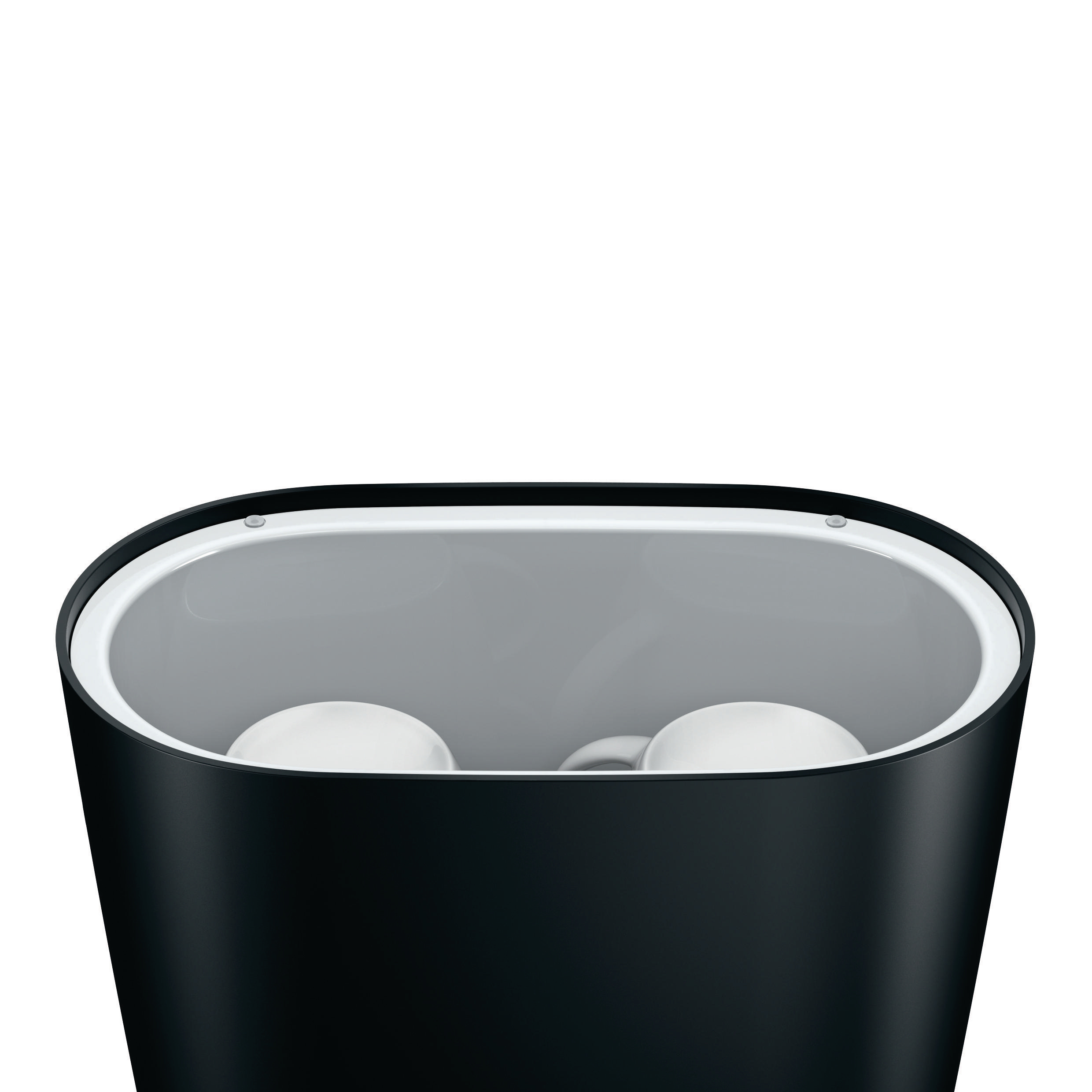 Schwarze Kaffeemaschine mit zwei weißen Tassen. Ein weißer Hintergrund.