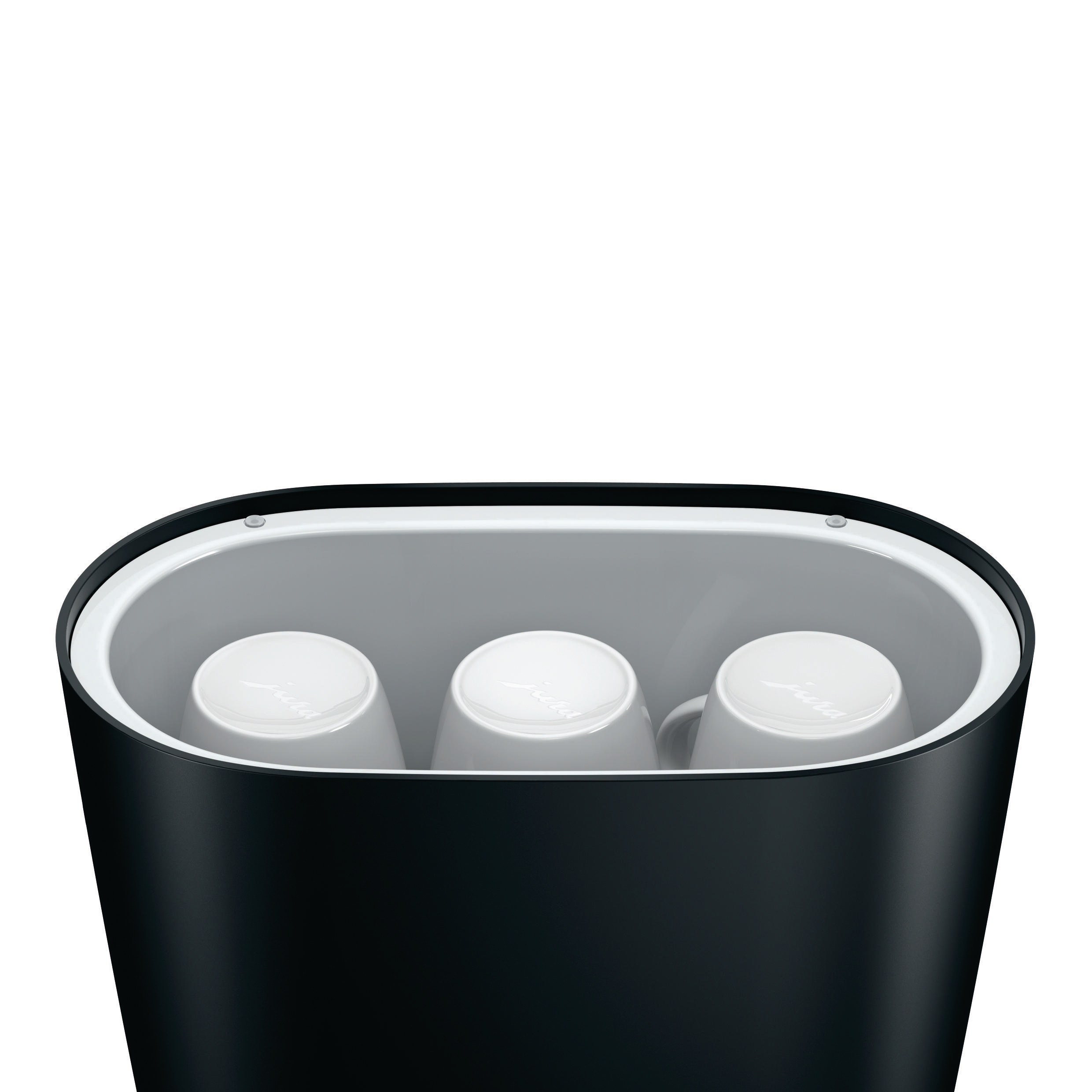 Schwarze Kaffeemaschine mit drei weißen Tassen im Inneren, weißer Hintergrund.
