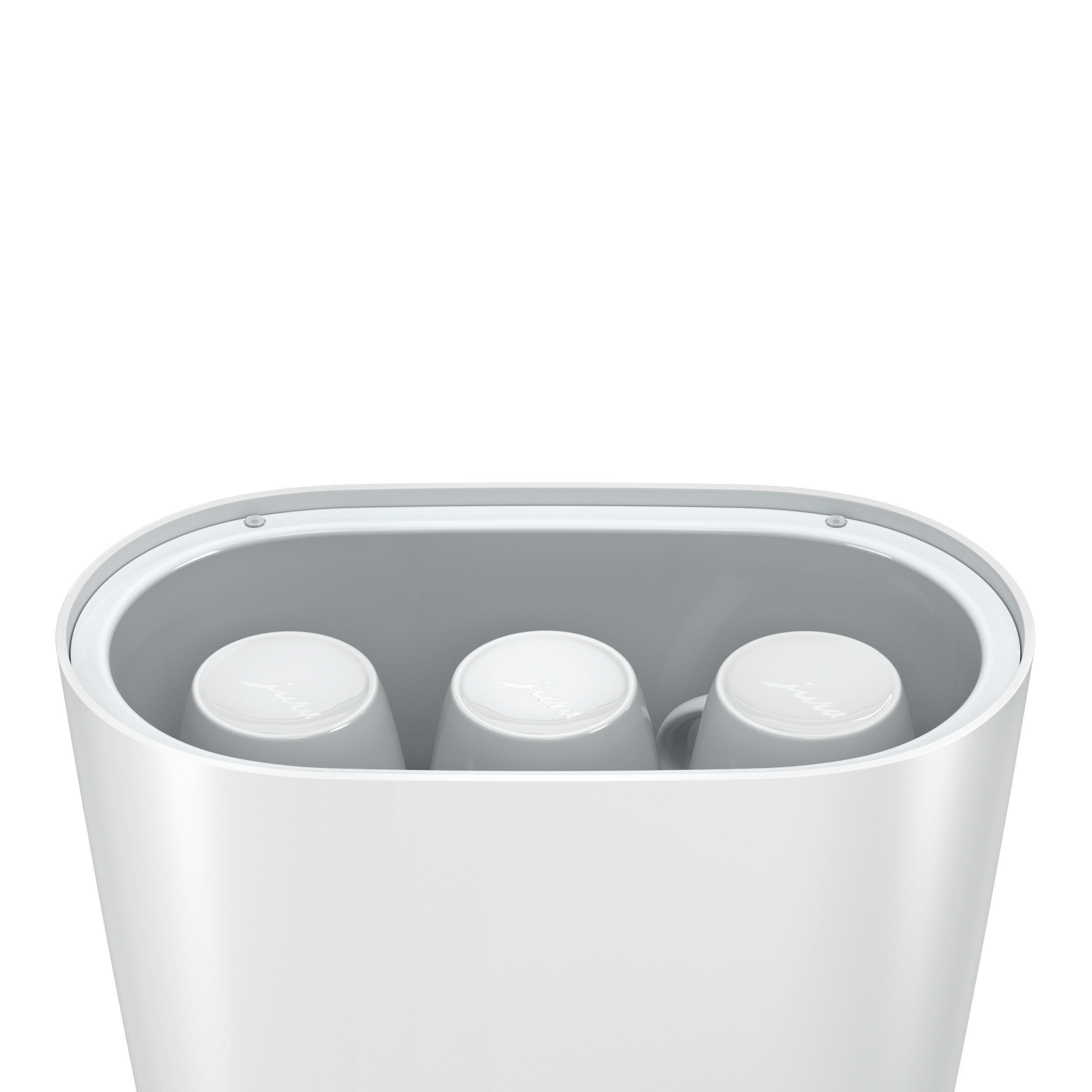 Weiße Kaffeemaschine mit drei weißen Tassen. Weißer Innenraum, weißer Hintergrund.