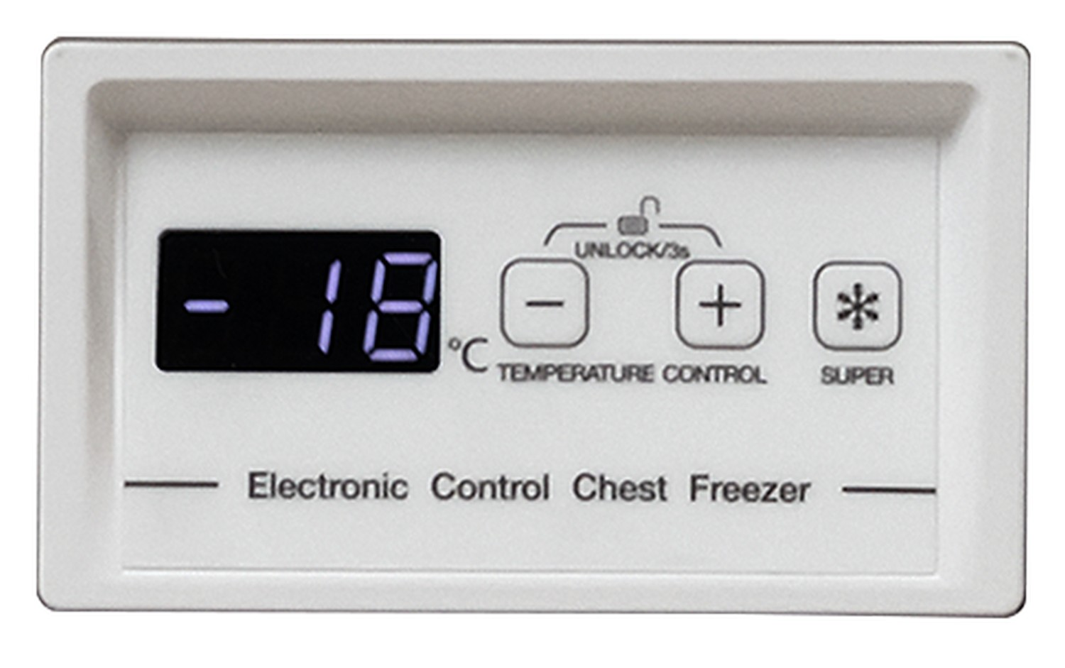 Panel de control electrónico blanco de un congelador horizontal, pantalla que muestra -18°C.