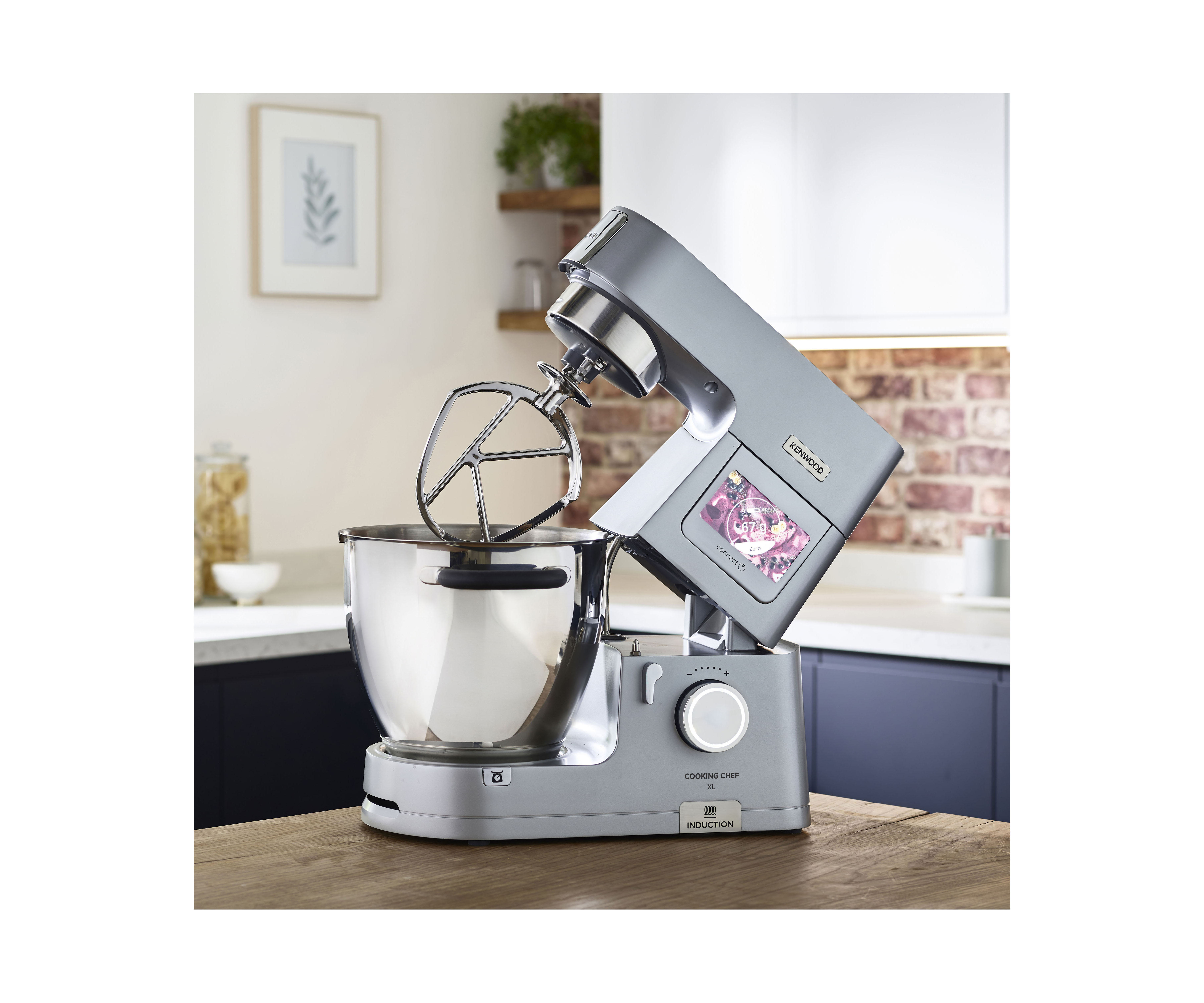 Silberner Kenwood Küchenmixer mit Schüssel und Display.