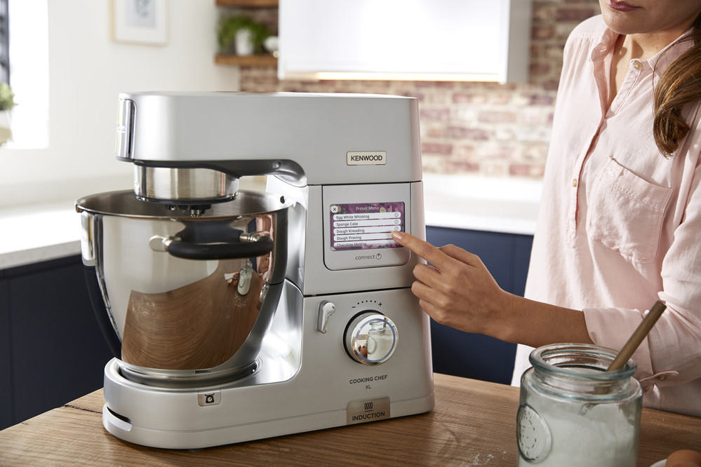 Ein silber-grauer Kenwood-Küchenmixer.