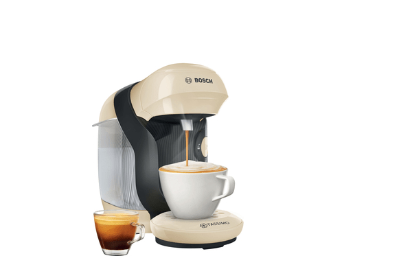 Creme- und schwarze Kaffeemaschine mit Tasse und Espresso. Weißer Hintergrund.
