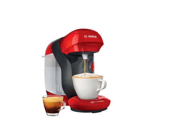 Eine rot-schwarze Kaffeemaschine, die Kaffee in eine Tasse ausgibt.
