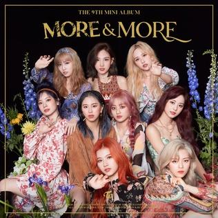 A TWICE 'More & More' című albumának borítója. Kilenc nő különböző ruhákban, virágok előtt.