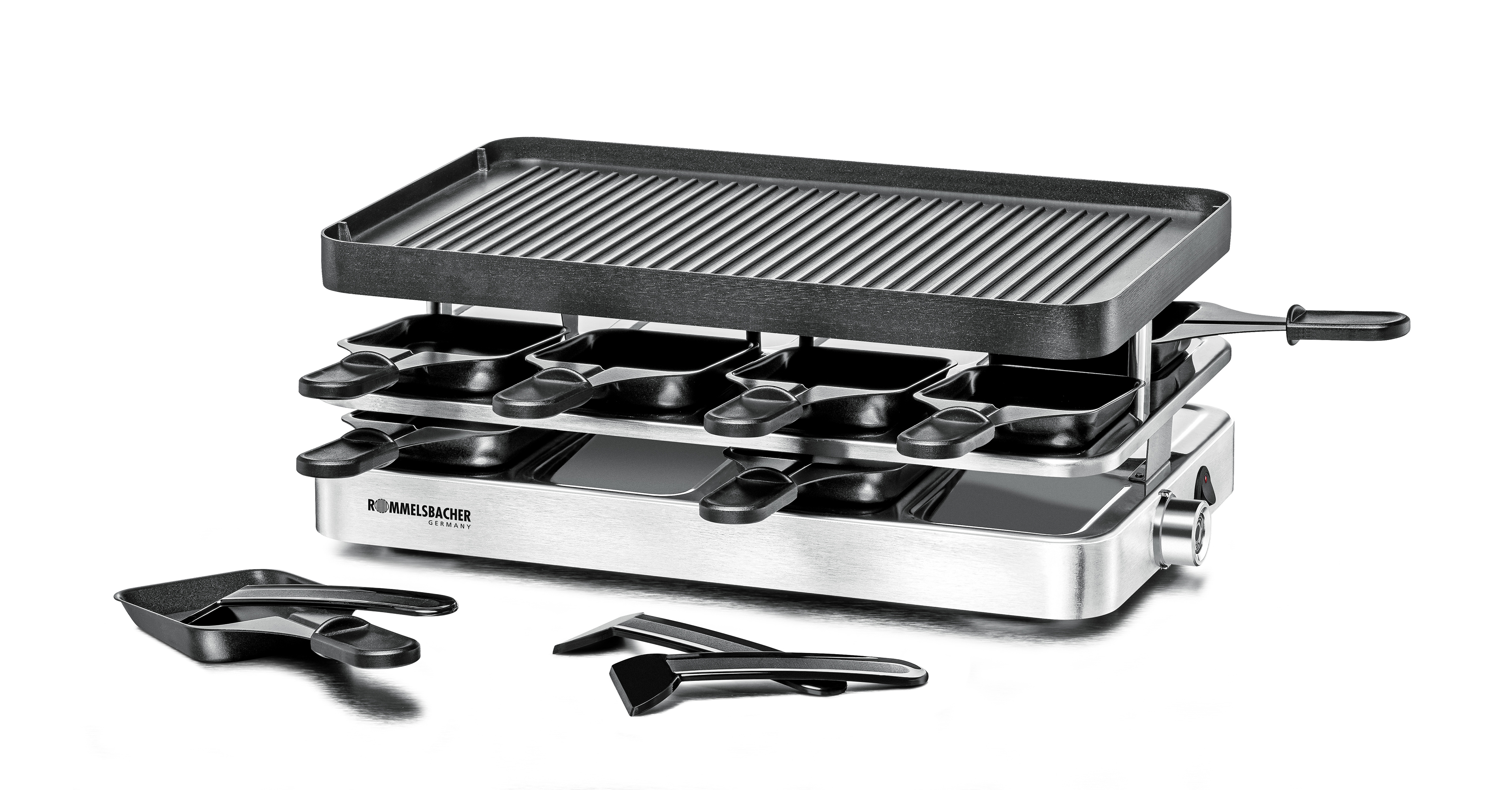 Ein Raclette-Grill mit Käse und Grillpfannen.