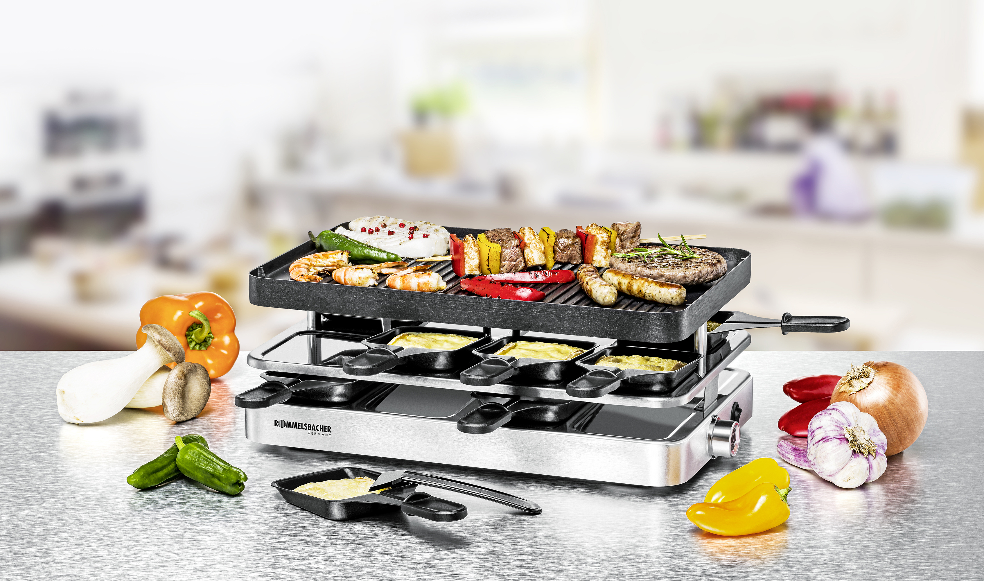 Ein Raclette-Grill mit Essen. Es zeigt Käse, Gemüse und Fleisch auf dem Grill.