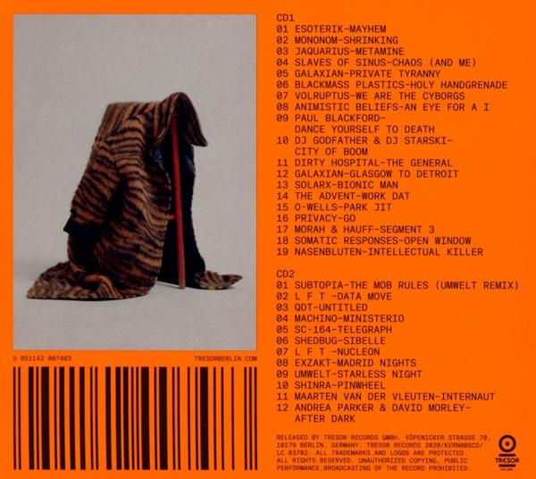 Orangener Hintergrund mit Text, Barcode und einer Jacke.