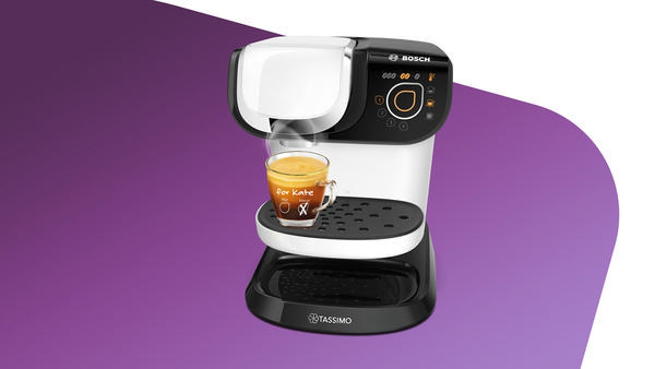 Schwarz-weiße Kaffeemaschine mit Kaffeeglas und lila Farbverlauf im Hintergrund.