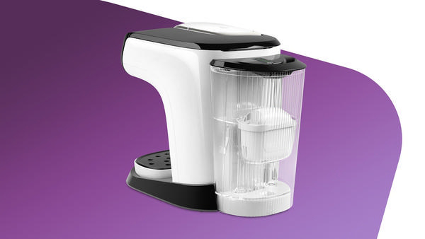 Weiße und schwarze Kaffeemaschine mit transparentem Wassertank. Modernes Design auf lila Grund.