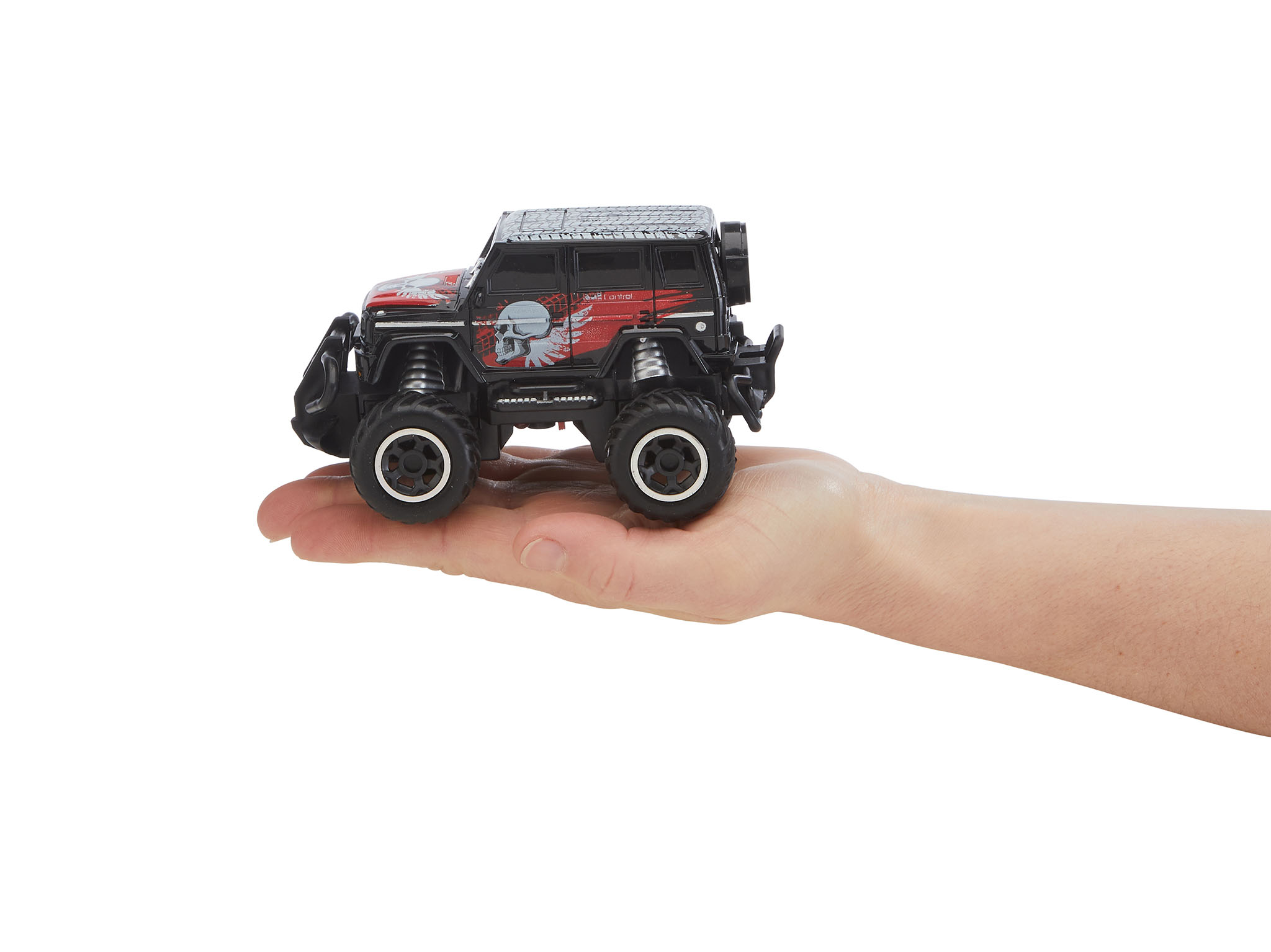 Ein schwarzer und roter Spielzeugjeep wird in einer Hand gehalten.