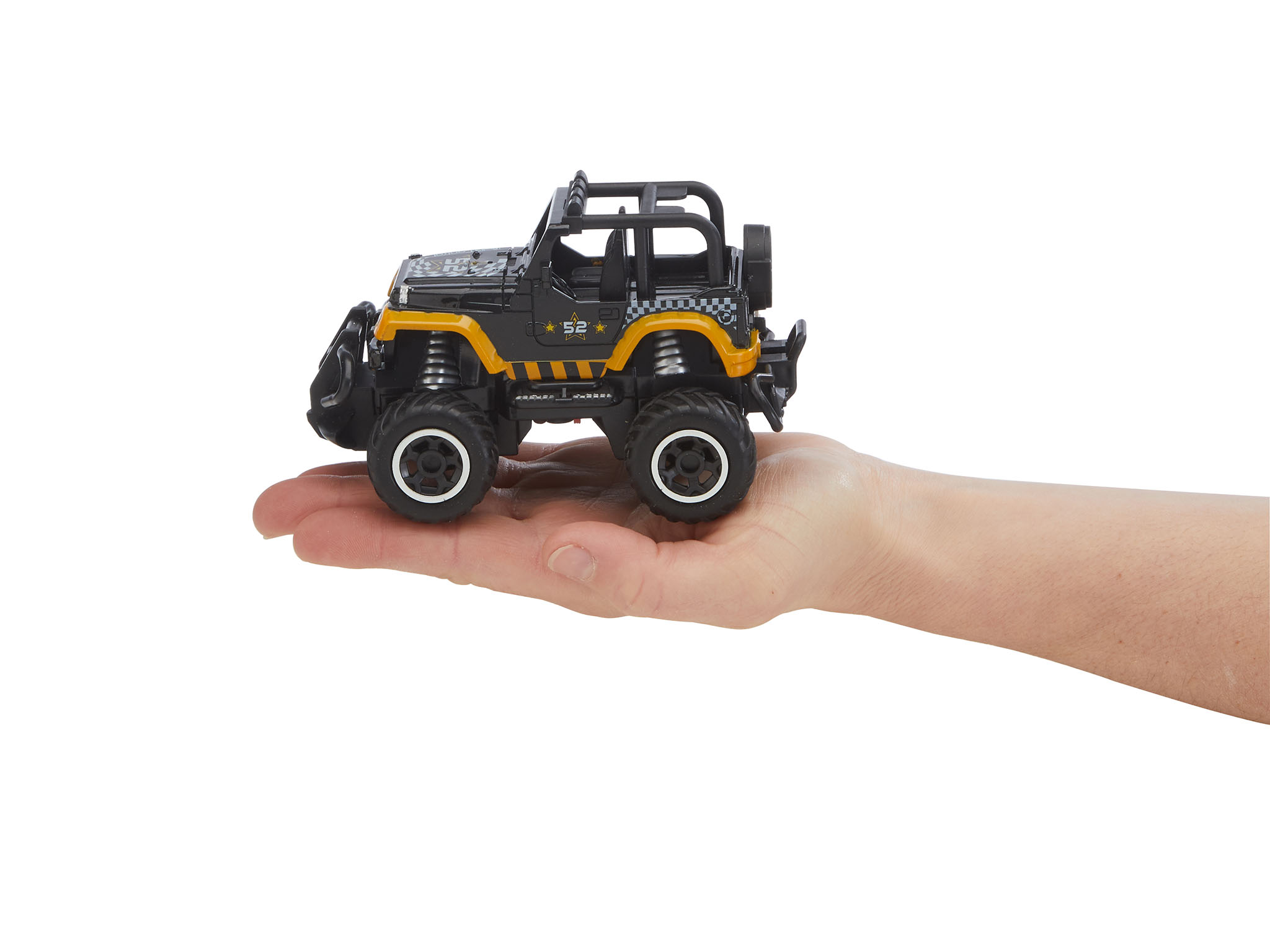 Ein kleiner schwarzer und gelber Spielzeug-Jeep, der in der Hand einer Person gehalten wird.
