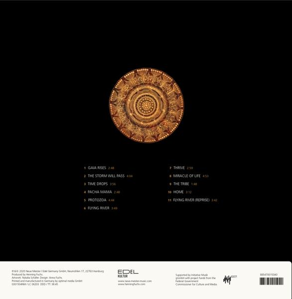 CD-Cover mit goldenem Design auf schwarzem Hintergrund, Text und Logos.