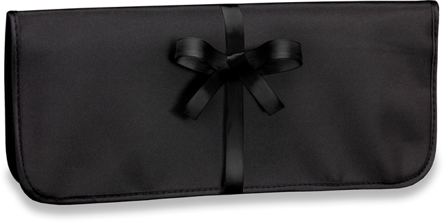 Eine schwarze Satin-Kosmetiktasche, mit einer schwarzen Schleife verschlossen, auf weißem Hintergrund.