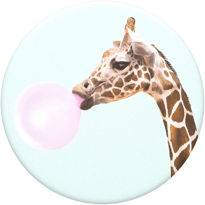 Een giraffe die een roze bel blaast. De kop en nek van de giraffe staan op de afbeelding.