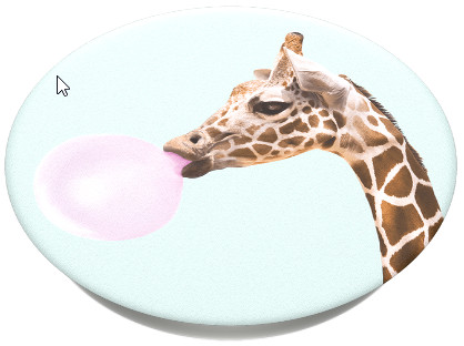 Giraffe die een roze bel uit haar mond blaast op een lichtblauwe achtergrond.