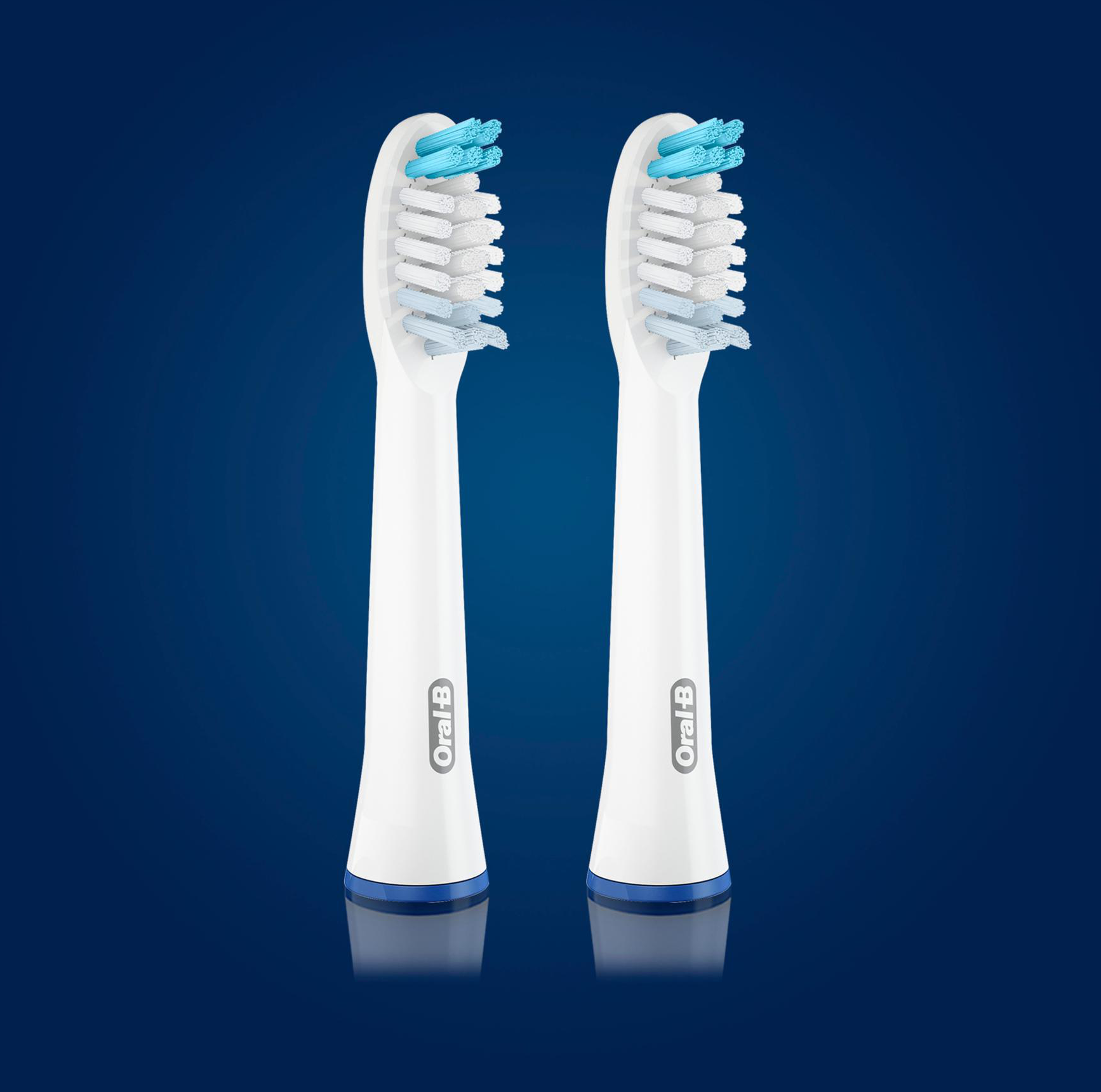 Deux têtes de brosse à dents électrique Oral-B blanches avec des soies bleues sur fond bleu.