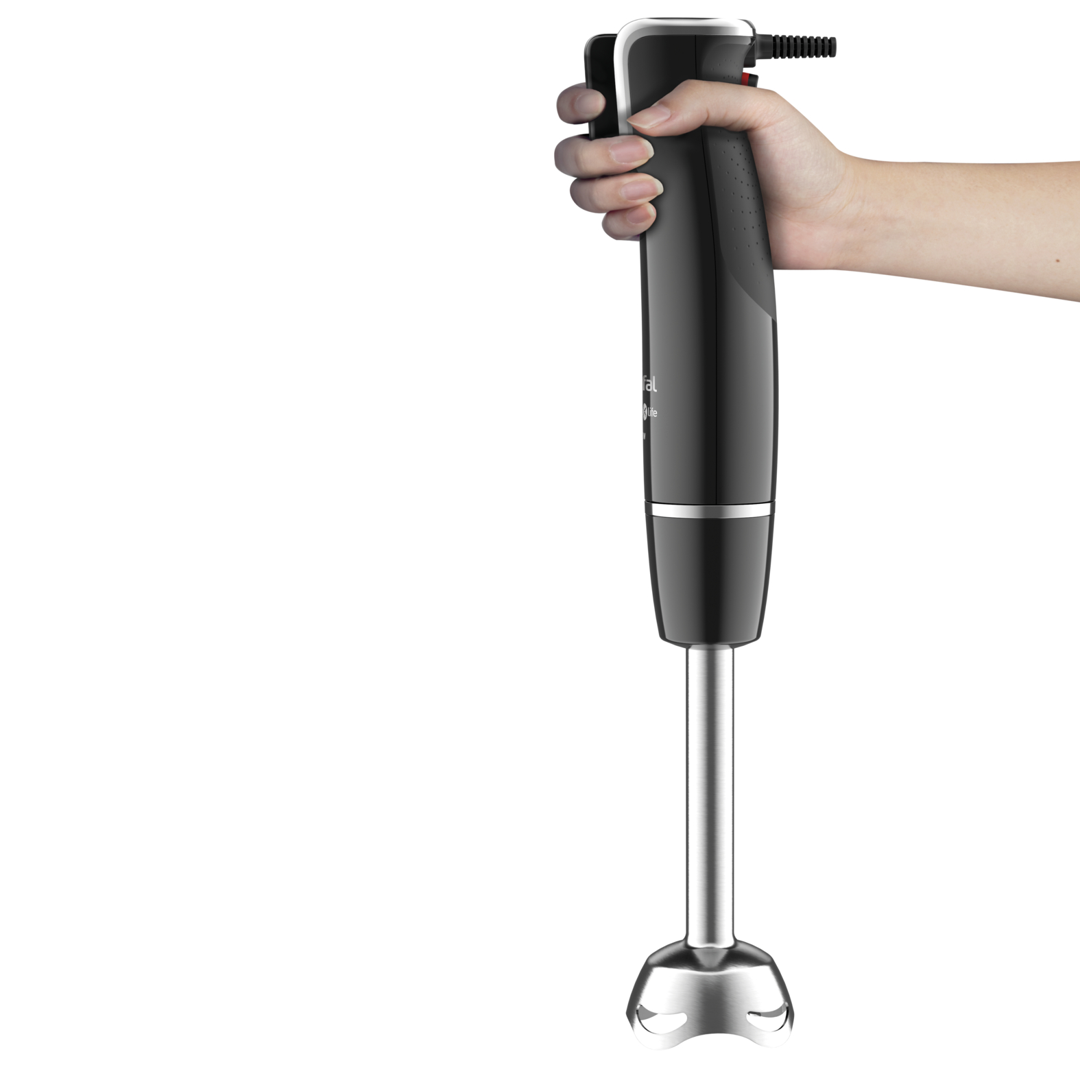 Een hand die een zwarte staafmixer vasthoudt met een metalen mengkop op een witte achtergrond.