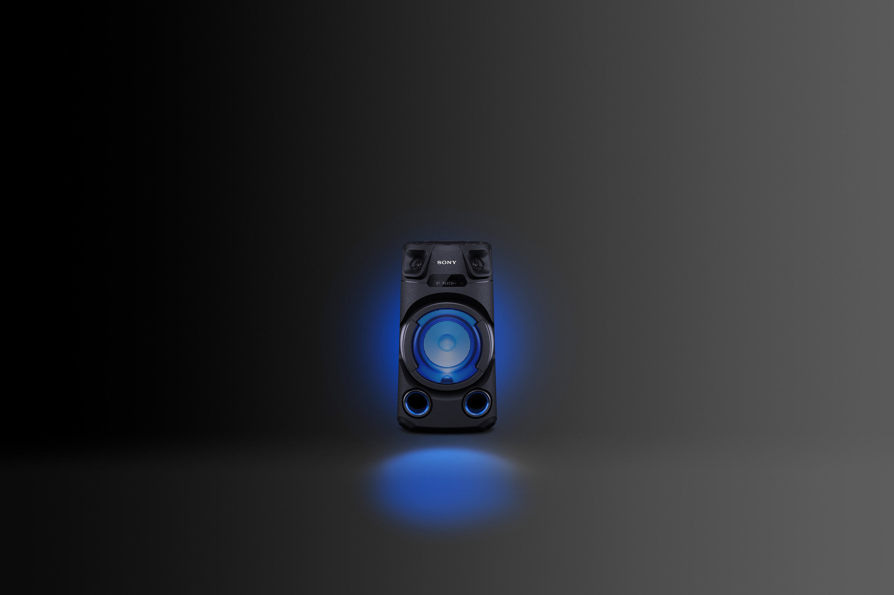 Ein schwarzer Sony-Lautsprecher mit blauen Lichtern auf schwarzem Hintergrund.