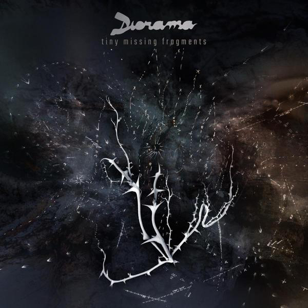Albumcover mit weißem, stacheligem Design vor dunklem, strukturiertem Hintergrund.