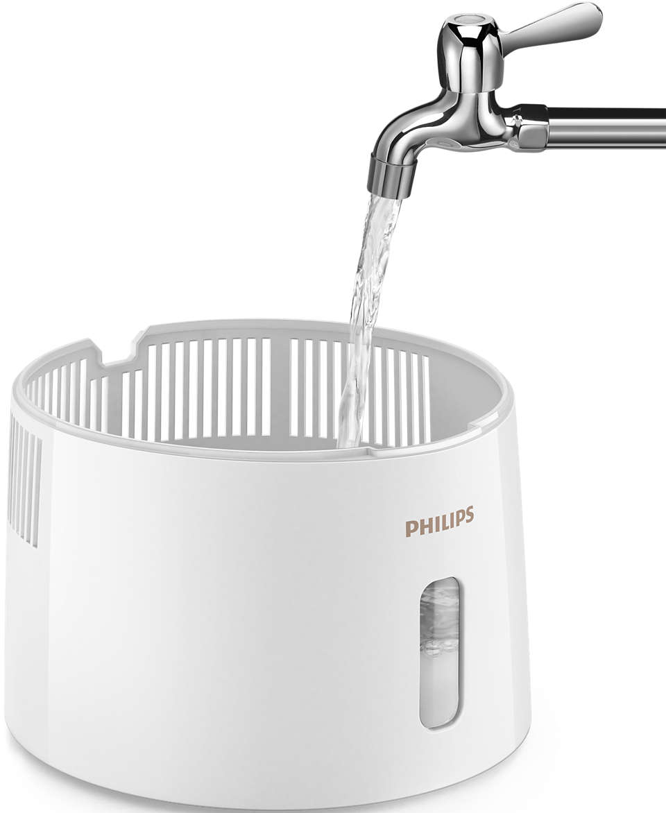 Wasser fließt aus einem Wasserhahn in einen weißen Behälter. Philips-Logo ist sichtbar.