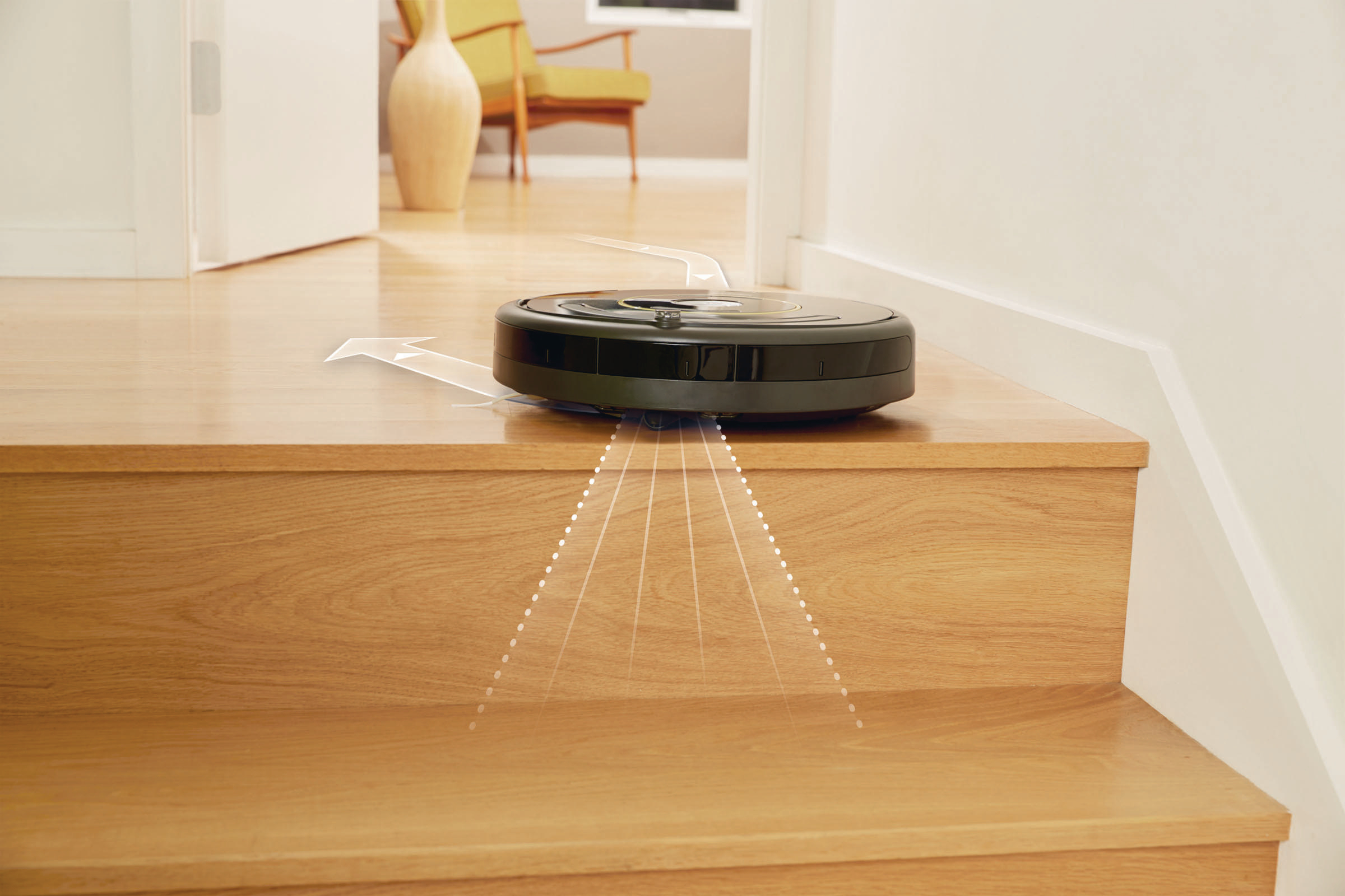 Roboter-Staubsauger auf Treppe, mit Reinigungspfadlinien, die sich nach unten erstrecken.