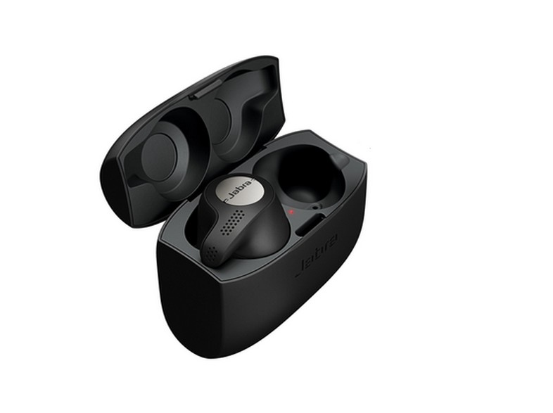 Auriculares Jabra negros en un estuche de carga, un auricular fuera del estuche.