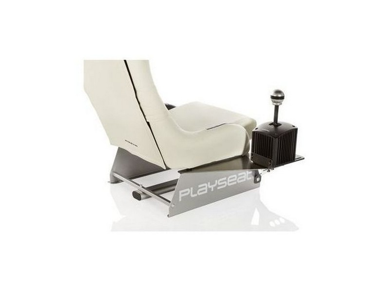 Una silla de juego de carreras blanca y plateada con un cambio de marchas montado en una base.
