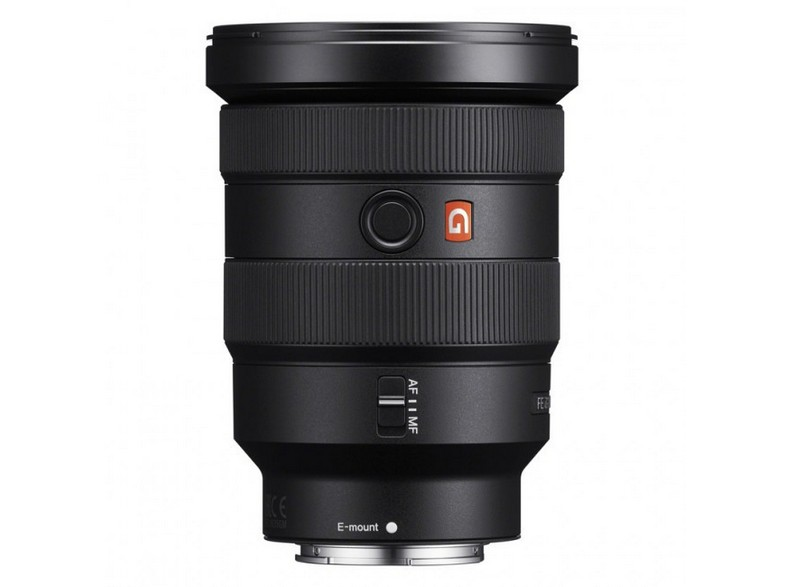 Lente de cámara negra, forma cilíndrica, con anillos de control de enfoque y apertura. Logotipo de Sony.