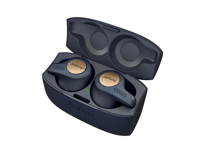 Auriculares Jabra azul oscuro en estuche de carga. Acentos dorados y una luz verde.