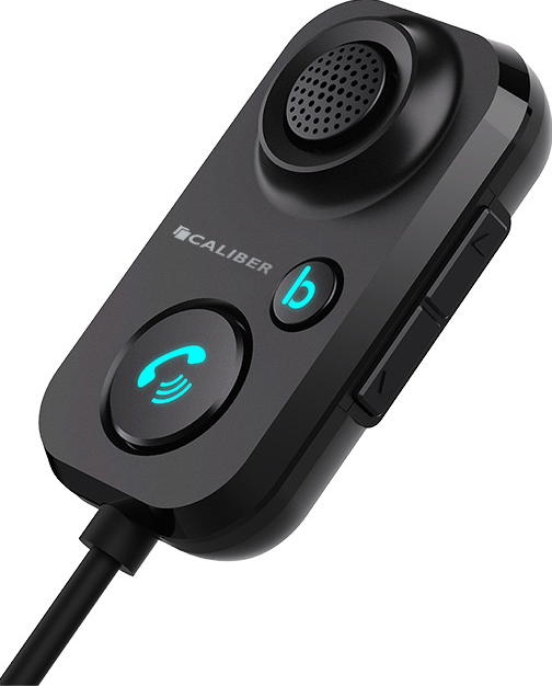 Gros plan sur un kit voiture Bluetooth noir avec des boutons et un microphone.