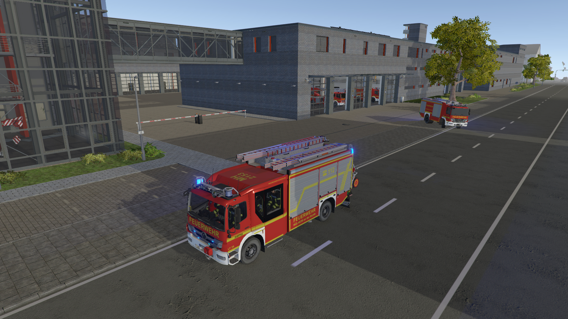 Roter Feuerwehrauto auf der Straße vor einer Feuerwache mit anderen Fahrzeugen.