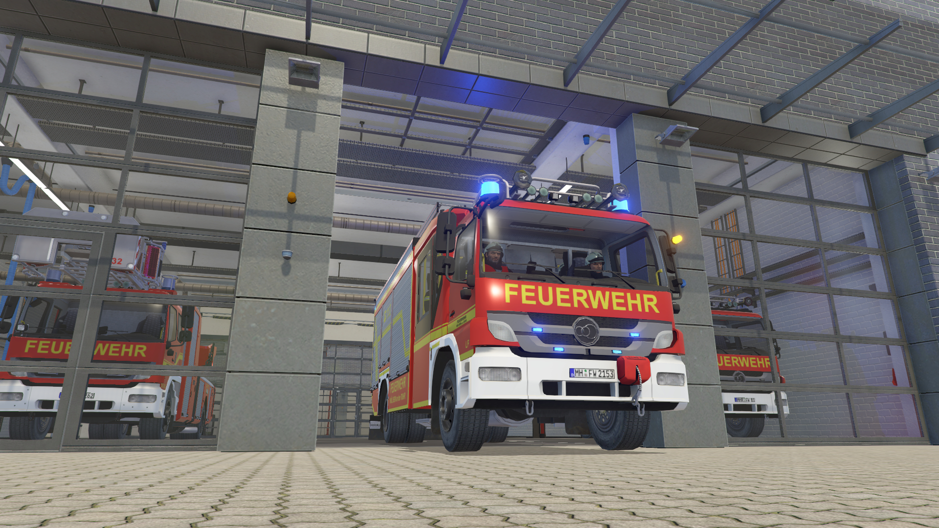 Ein rotes Feuerwehrauto in einer Feuerwache, im Hintergrund sind zwei weitere Fahrzeuge zu sehen.